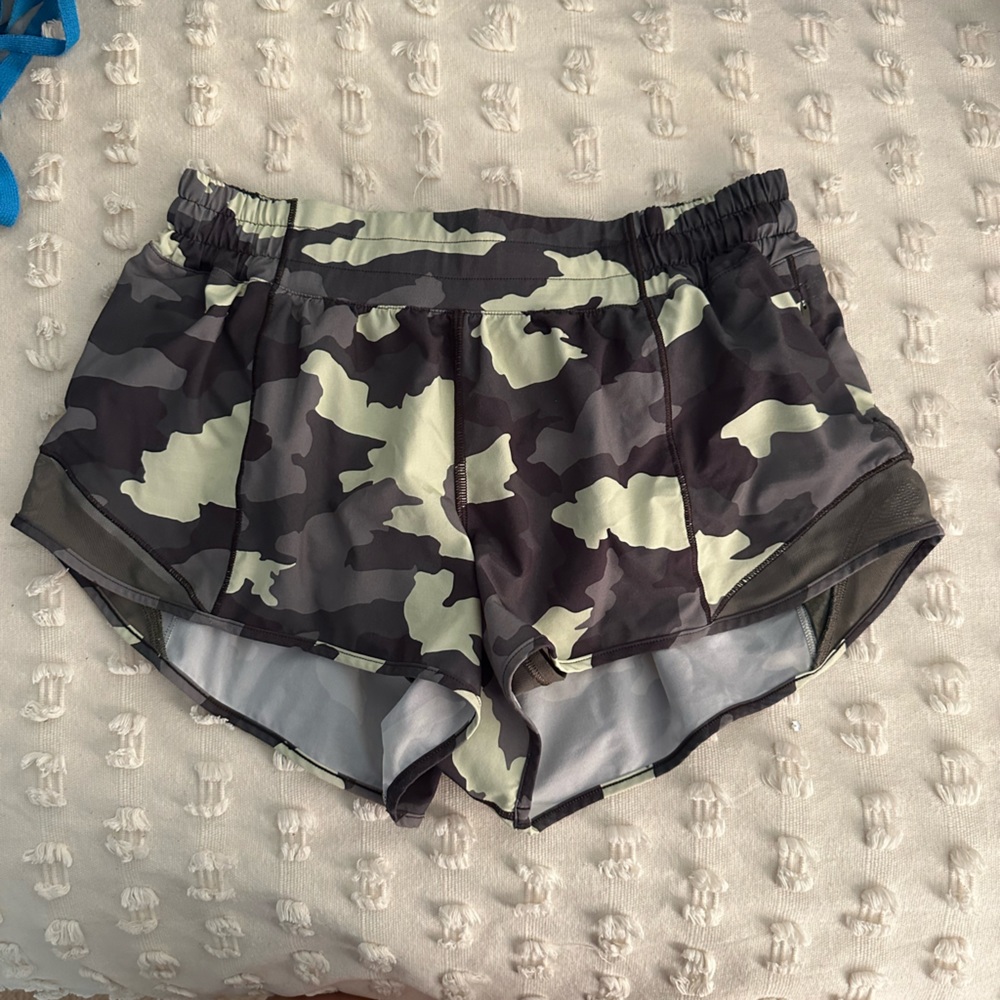 Lululemon Hotty Hot 2.5” Camo Crispin Green Multi/Medium Olive Shorts